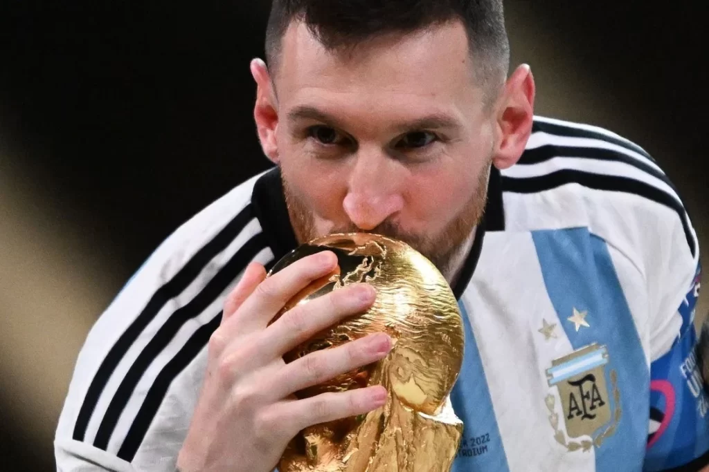 Lionel Messi besando la copa mundial