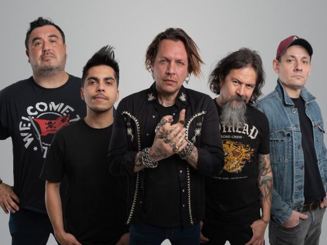La banda Punk Rock BBS Paranoicos, posando con sus nuevos integrantes