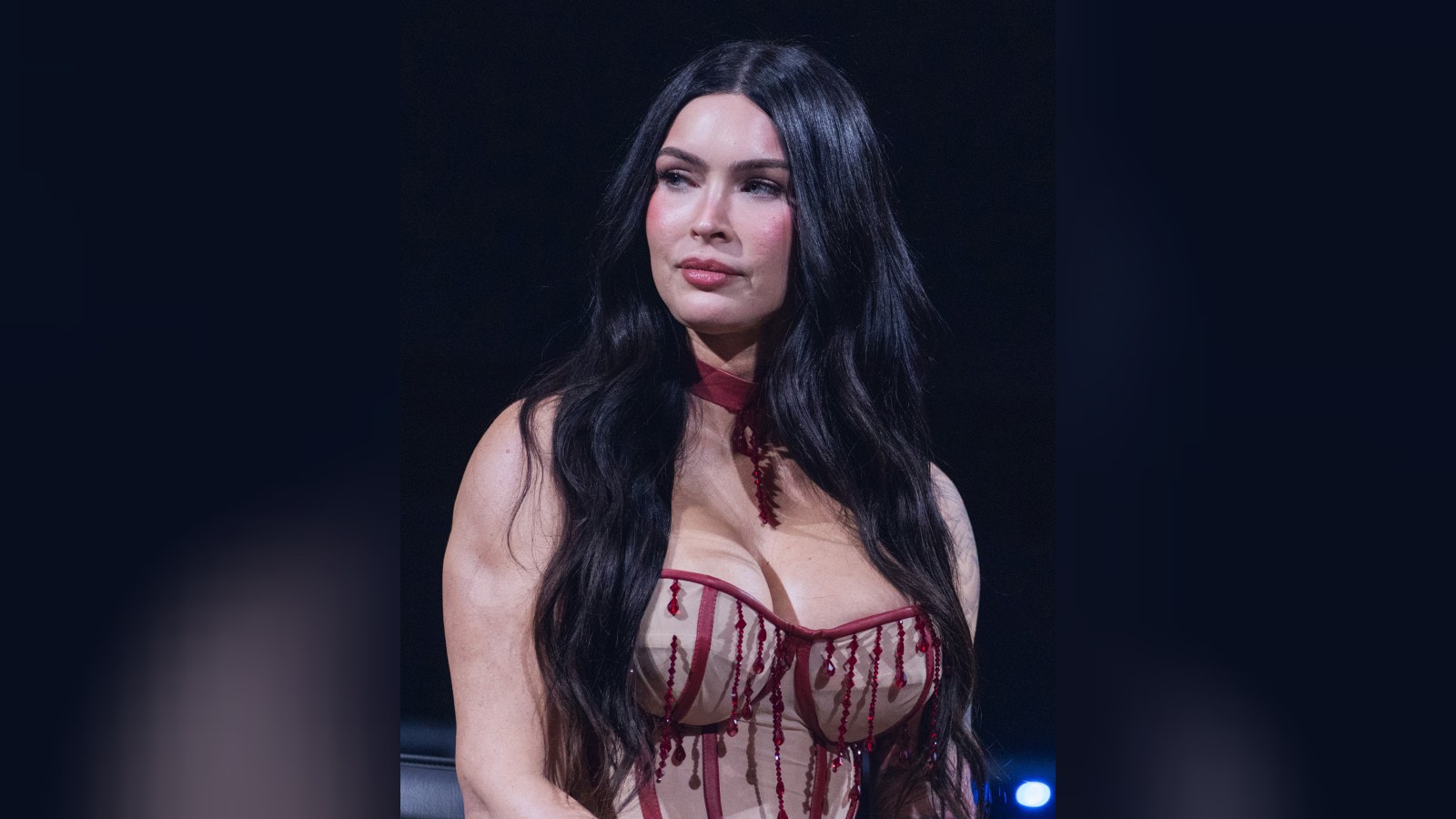 Megan Fox reveló que tuvo a su hija en una bañera al aire libre junto a una fogata