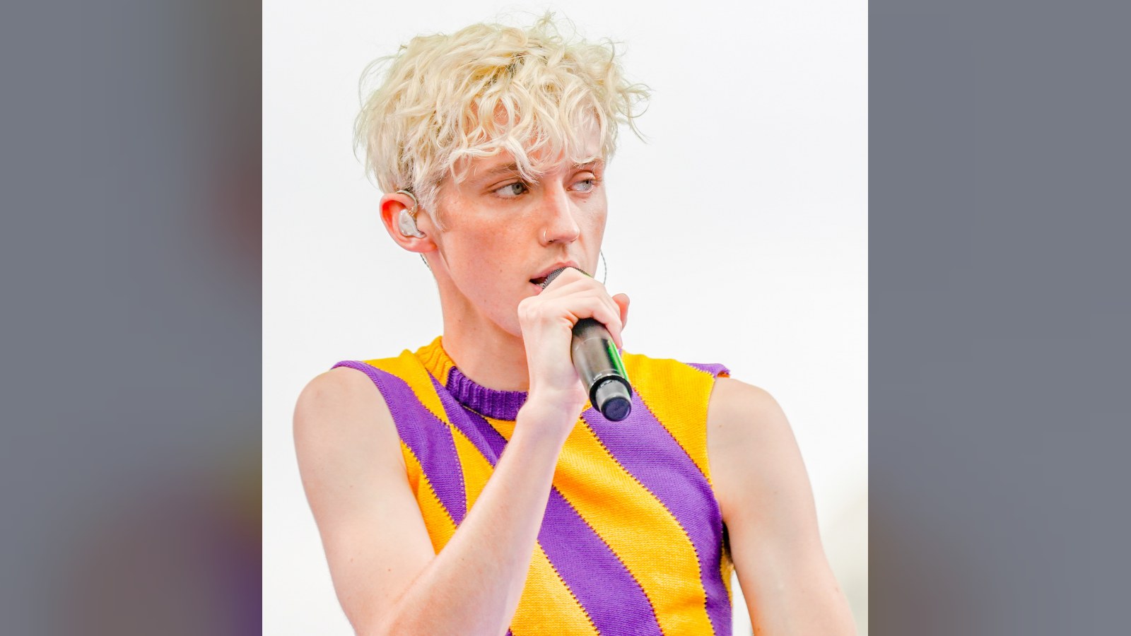 Troye Sivan se sumerge en la intimidad con su nuevo disco ‘She’s the Best’