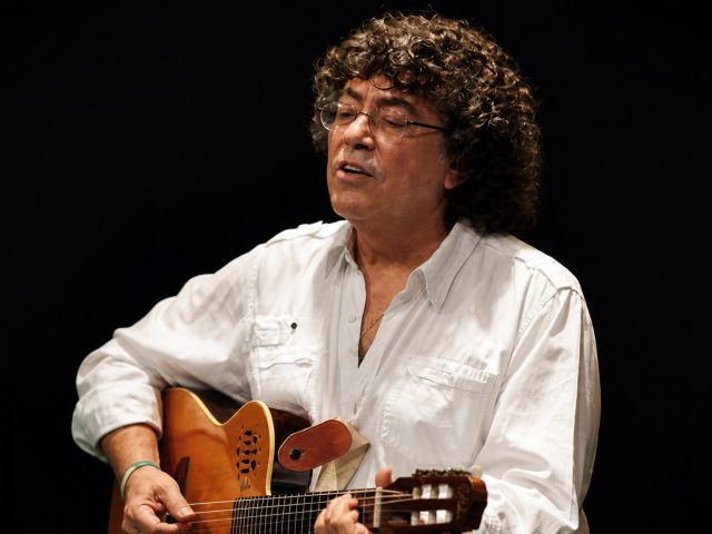 Juan de Benedictis despidió a Piero cantando “Mi viejo” en el velatorio