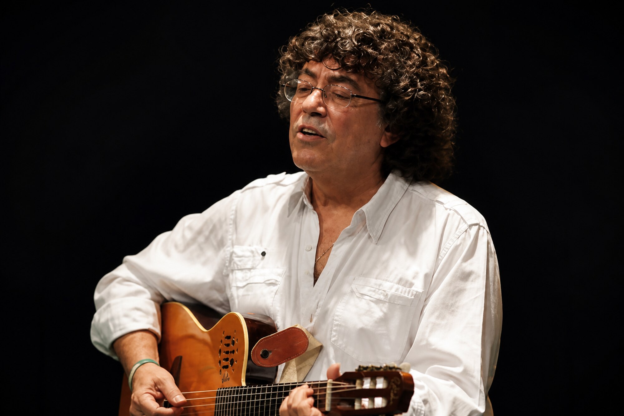 Juan de Benedictis despidió a Piero cantando “Mi viejo” en el velatorio