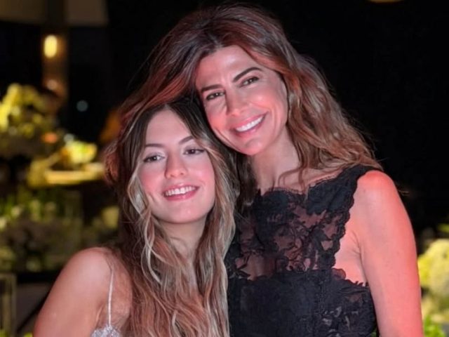 Antonia Macri festejó sus 15 con un look de brillos y ondas naturales