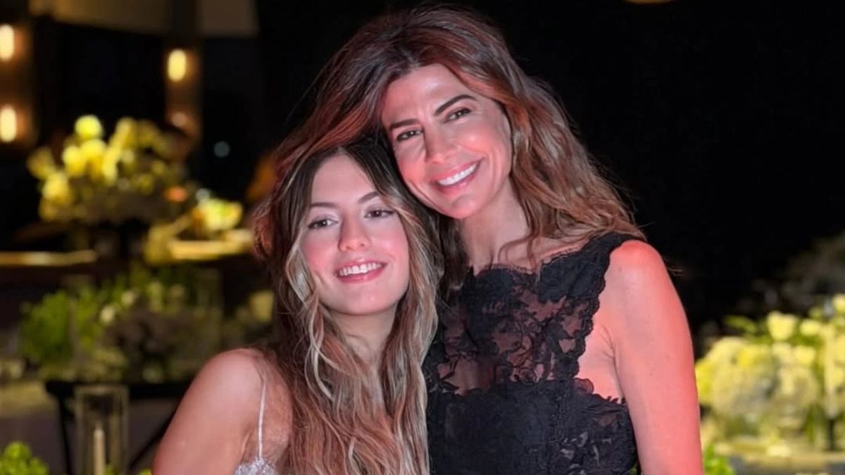 Antonia Macri festejó sus 15 con un look de brillos y ondas naturales