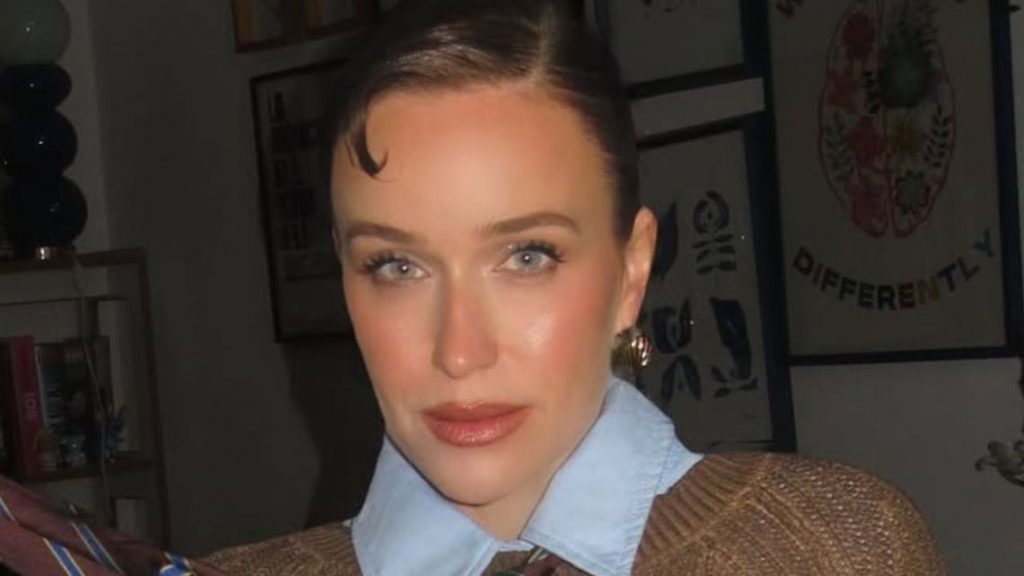Brenda Gandini reinventa el estilo preppy con un look ideal para el frío