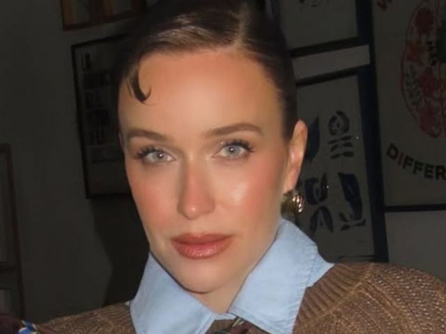 Brenda Gandini reinventa el estilo preppy con un look ideal para el frío