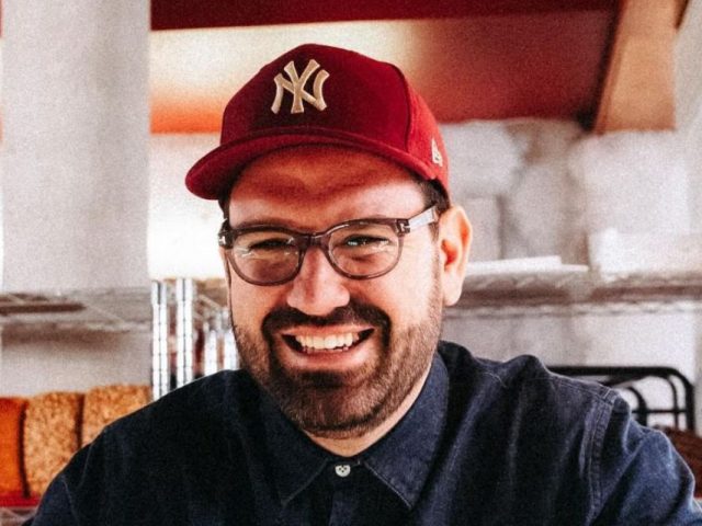 Damián Betular casi se prende fuego el pelo al soplar las velitas de sus 44 años