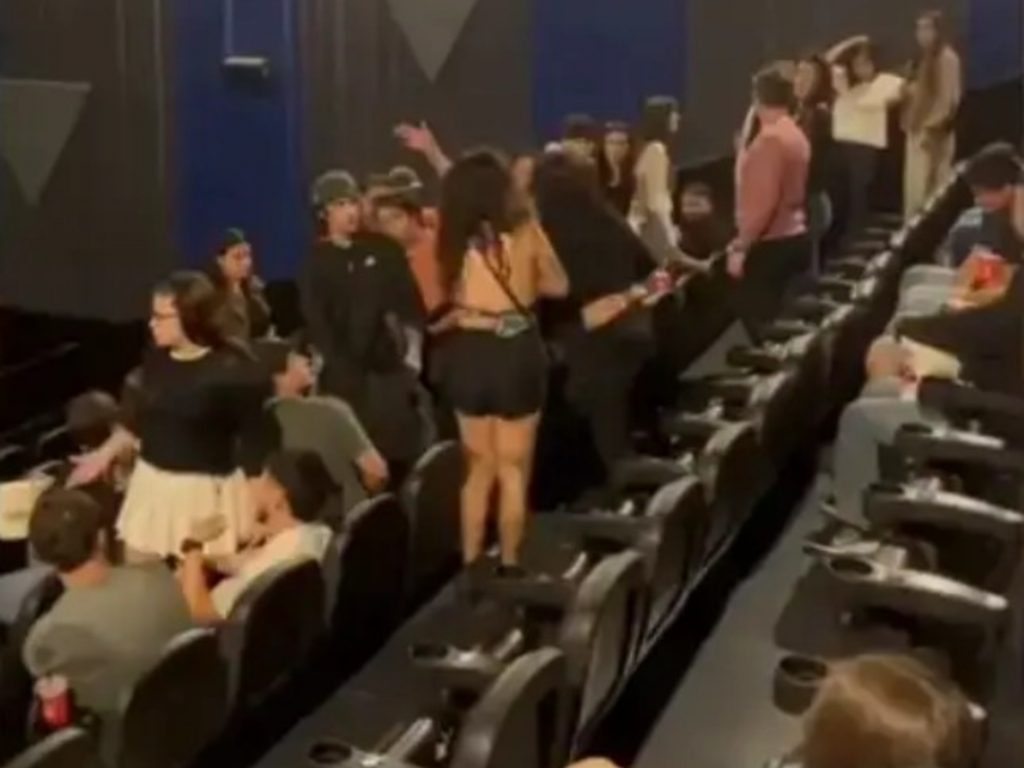 Escándalo en un cine de Paraná: piñas, gas pimienta y una sala evacuada