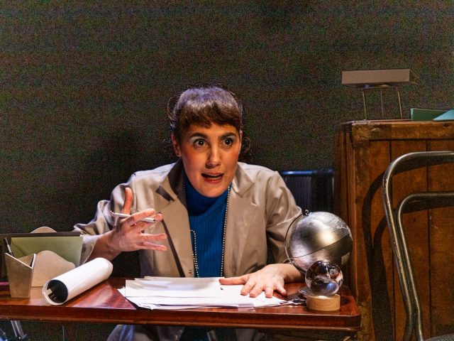 Estrellada: unipersonal sobre ciencia y traición en Villa Crespo