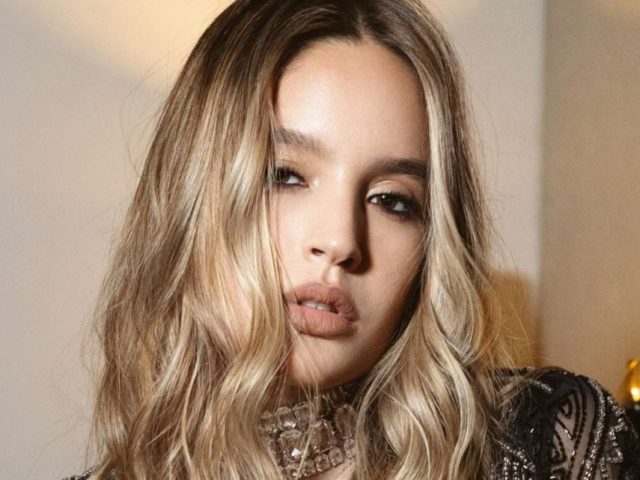 India Ortega apostó al encaje negro con transparencias en un look de noche
