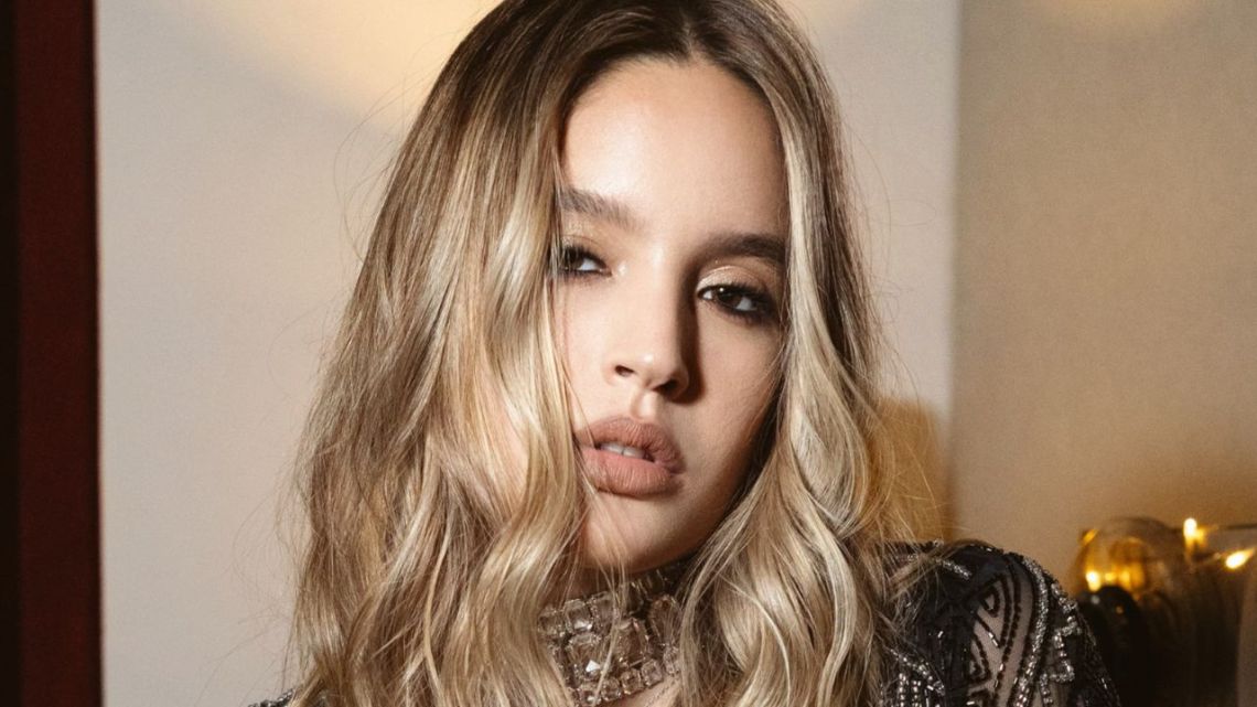 India Ortega apostó al encaje negro con transparencias en un look de noche