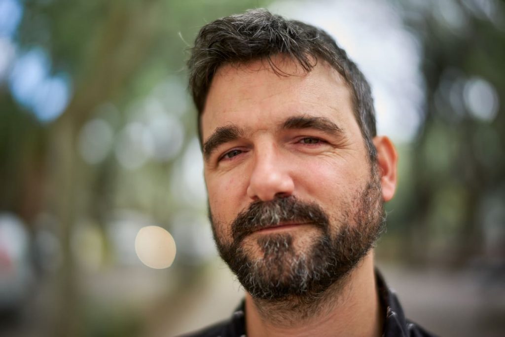 Manuel de la Serna, hermano de Rodrigo, debuta en Microteatro con Adriana Brodsky