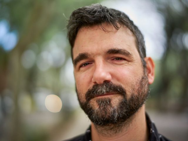 Manuel de la Serna, hermano de Rodrigo, debuta en Microteatro con Adriana Brodsky