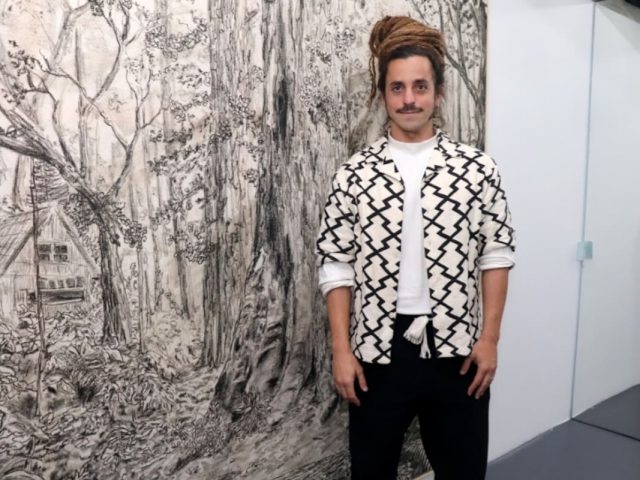 Michel Fassi, hijo de Liz Fassi Lavalle, presenta su muestra de pintura en Buenos Aires