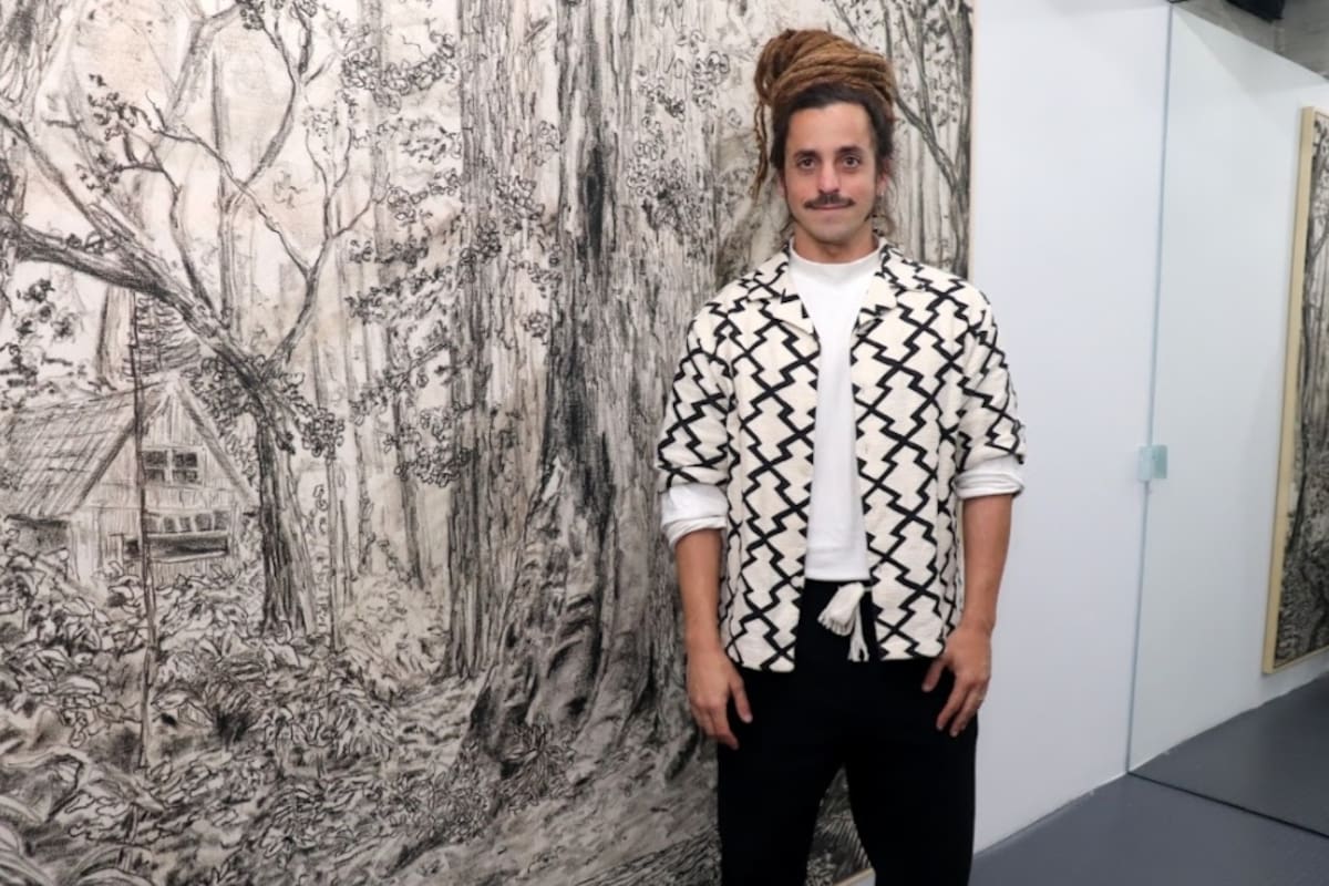 Michel Fassi, hijo de Liz Fassi Lavalle, presenta su muestra de pintura en Buenos Aires