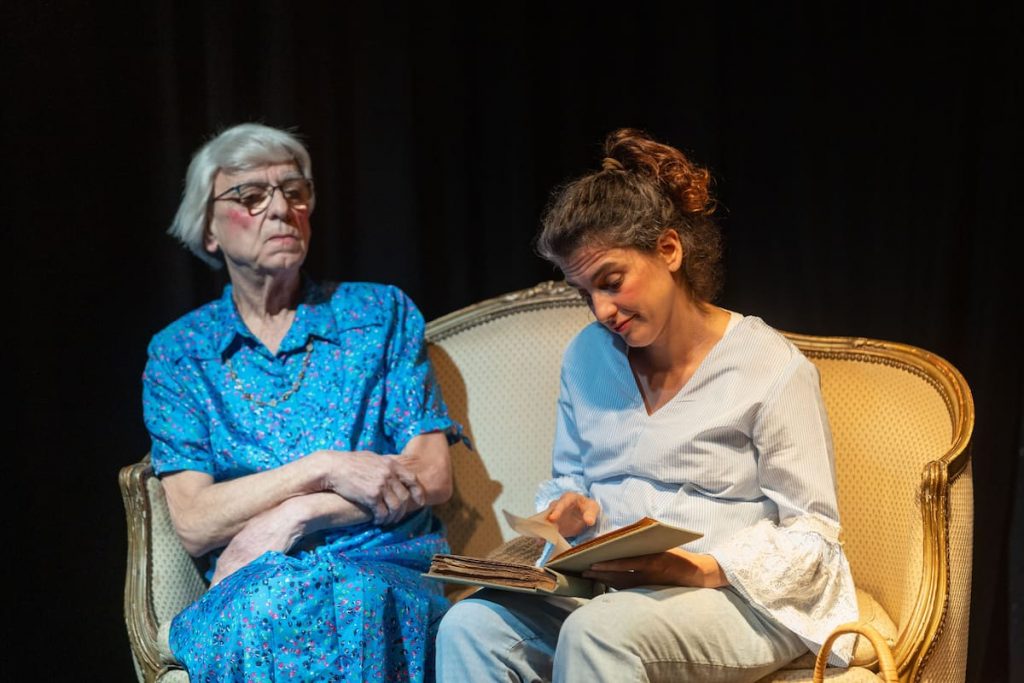 “Yo fui feliz”: teatro en un anticuario de San Telmo con ovillos, memoria familiar y público que teje en vivo