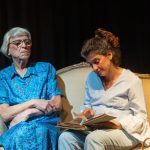 “Yo fui feliz”: teatro en un anticuario de San Telmo con ovillos, memoria familiar y público que teje en vivo