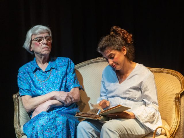 “Yo fui feliz”: teatro en un anticuario de San Telmo con ovillos, memoria familiar y público que teje en vivo