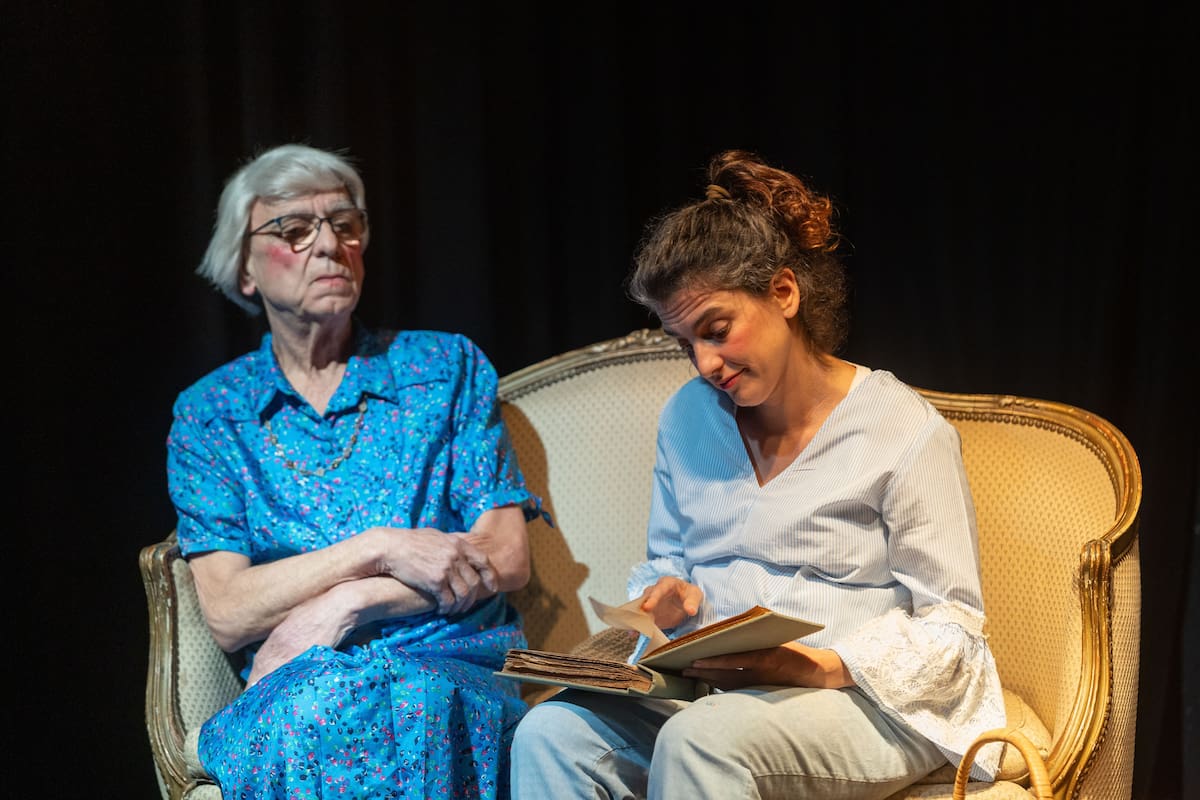 “Yo fui feliz”: teatro en un anticuario de San Telmo con ovillos, memoria familiar y público que teje en vivo