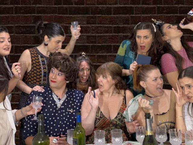 Familia, sustantivo femenino — Teatro La Comedia